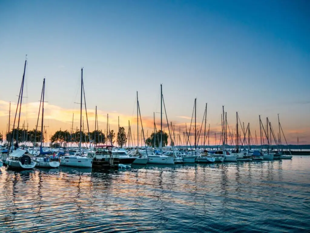Hafen am Bodensee mit vielen Schiffen beim Sonnenuntergang