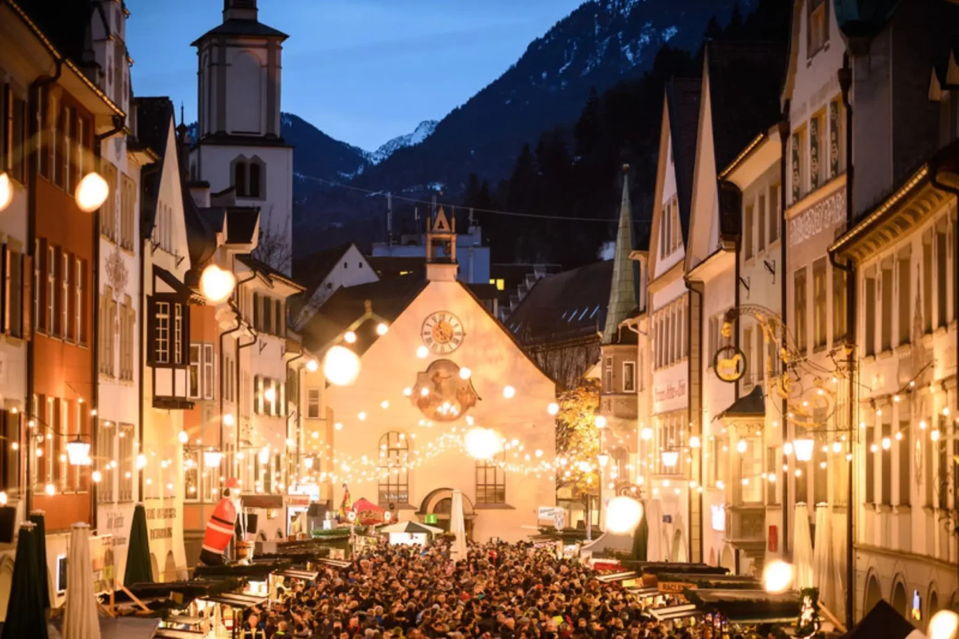 Altstadt Feldkirch in Vorarlberg in der Nacht mit viel Beleuchtung