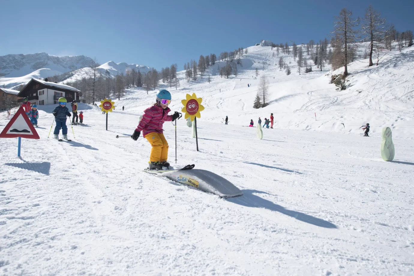 Kind am Skifahren im Skigebiet Laterns