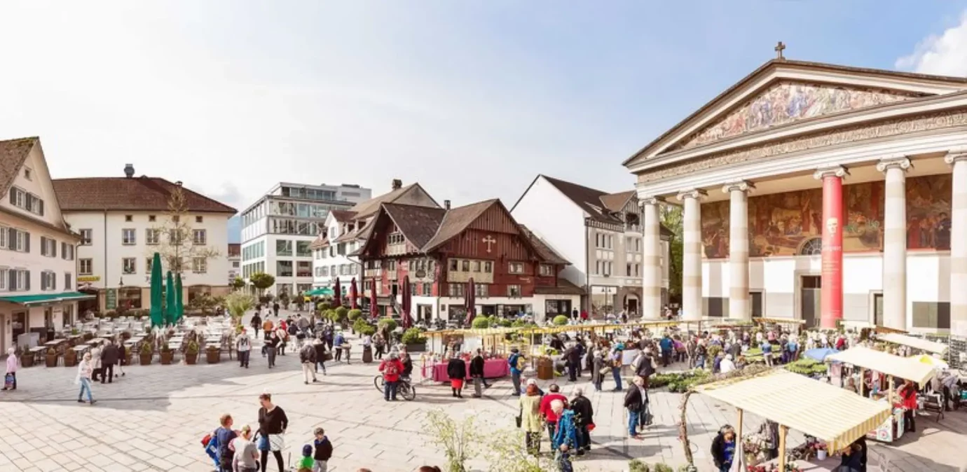 Marktplatz in Dornbirn mit Blick auf die St. Martin Kirche und das Restaurant Rotes Haus