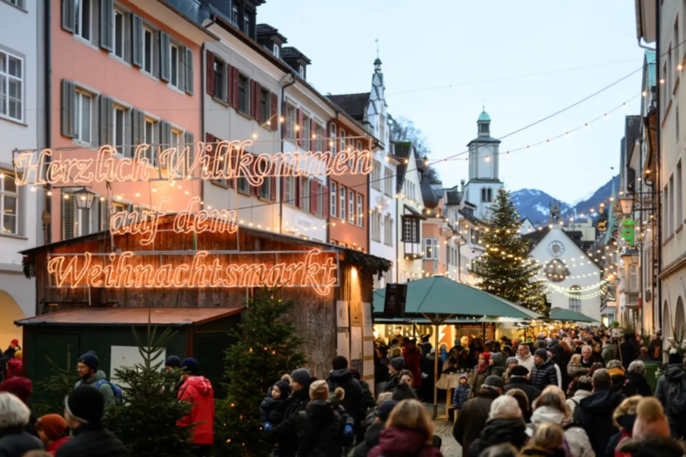 Weihnachtsmarkt in Feldkirch in der Altstadt mit vielen Besuchern.