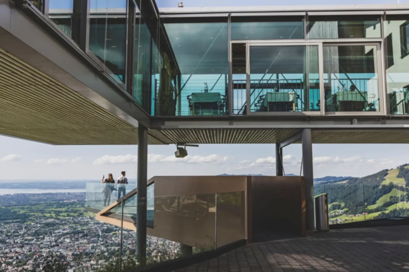 Ein Panoramarestaurant mit atemberaubender Aussicht und einem Podest auf dem man stehen kann