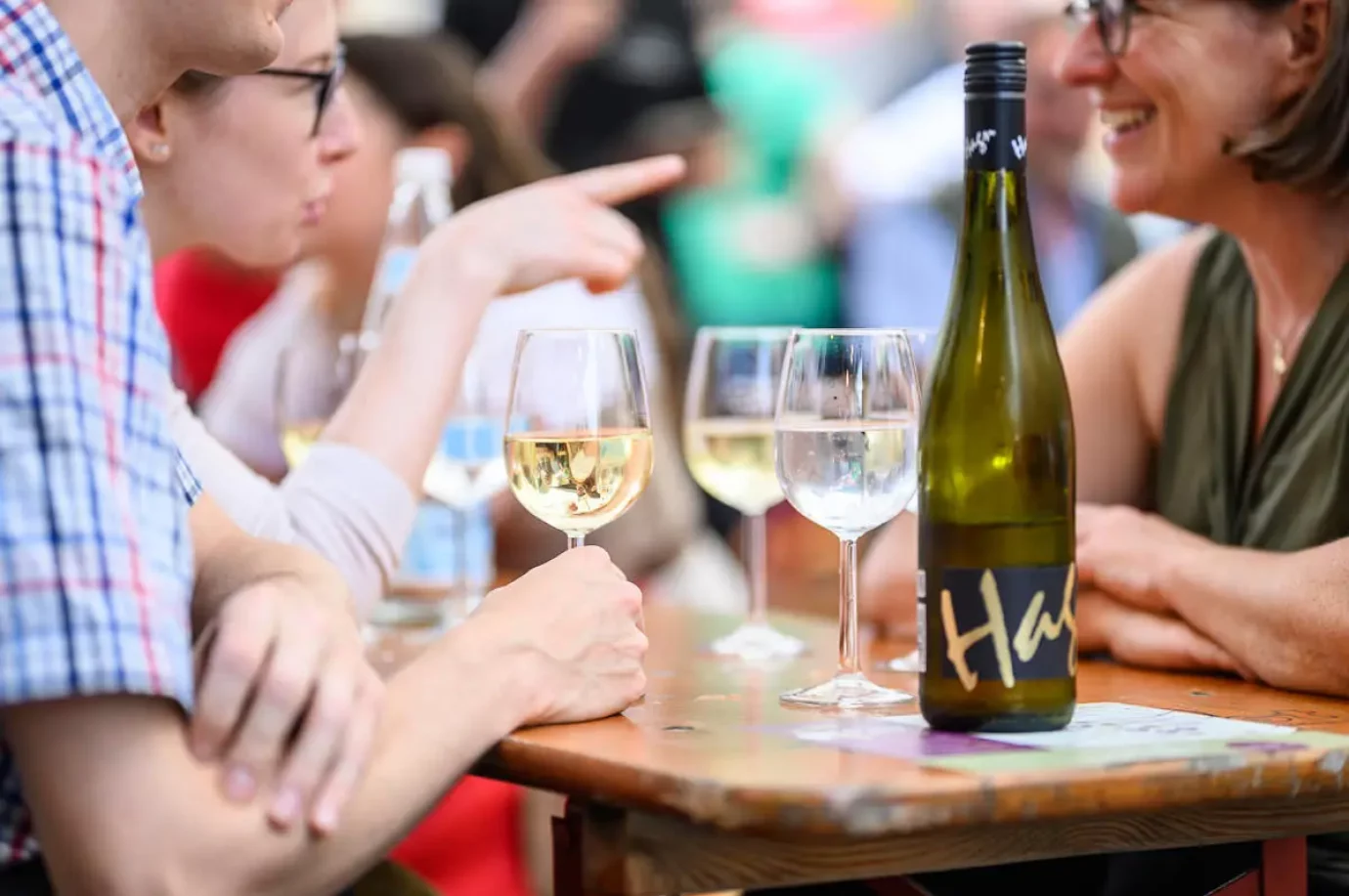 eine Gruppe sitzt am Tisch beim Weinfest in der Altstadt Feldkirch
