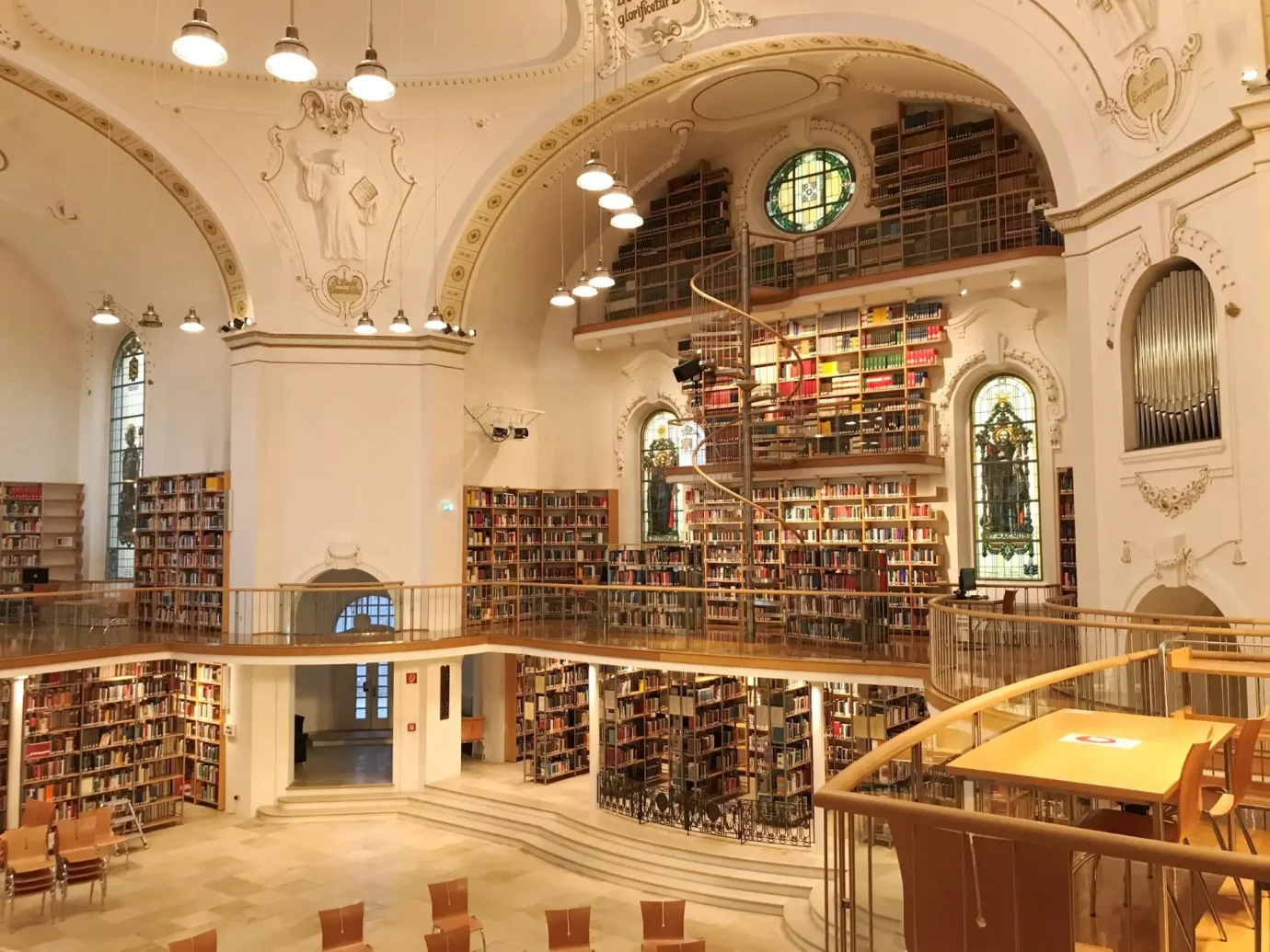 Landesbibliothek von Innen im großem Saal